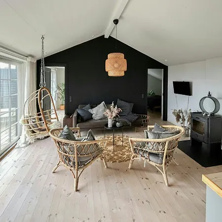 Summerhouse With Sea View In South Funen Feriehus